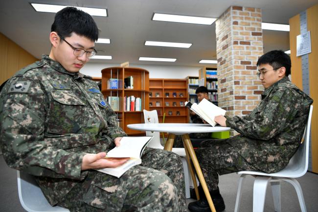 공군5공중기동비행단 장병들이 새로 개관한 도서관에서 책을 읽고 있다.    사진 제공=정주형 상병