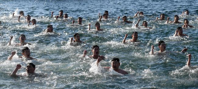 차가운 겨울 바다에서 맨몸수영을 하며 군가를 부르는 해난구조대(SSU) 대원들. 양동욱 기자