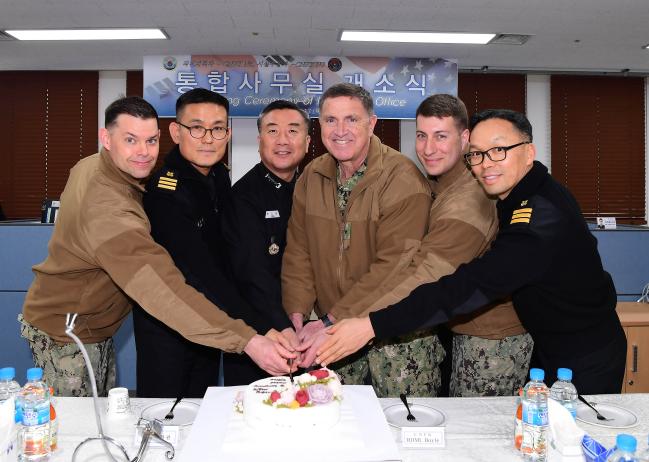 박기경(왼쪽 셋째) 해군작전사령관과 마이클 보일(왼쪽 넷째) 주한미해군사령관 등 한미 해군 관계자들이 통합사무실 개소식 행사에서 기념 케이크를 자르고 있다.   부대 제공