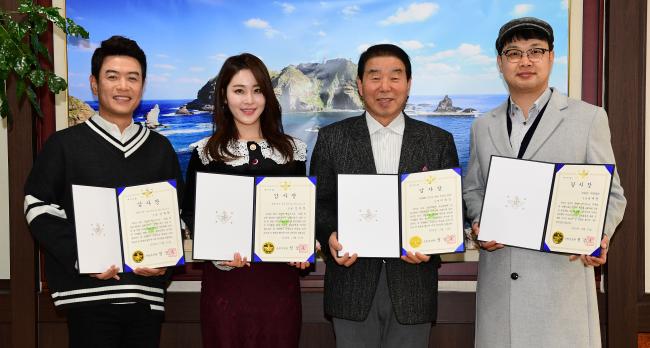 국방TV·FM 인기 프로그램 출연자 김대희, 신아영, 이계진, 권재관(왼쪽부터) 씨가 17일 국방부 장관 감사장을 받은 뒤 기념사진을 찍고 있다.        조종원 기자