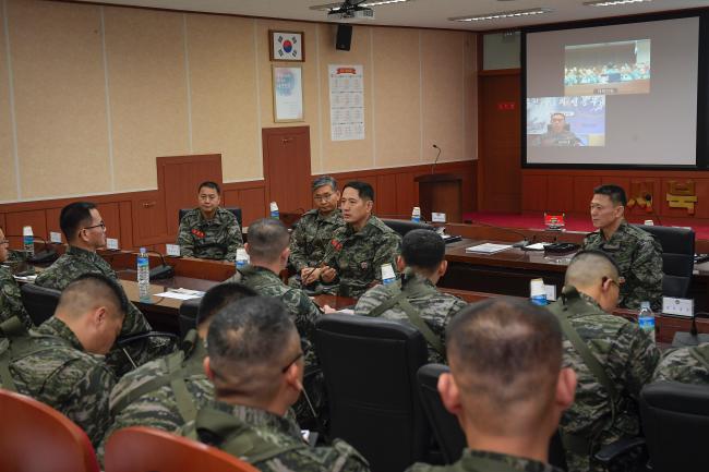 17일 동계 군사대비태세 현장 점검을 위해 해병대6여단을 방문한 전진구(오른쪽 둘째) 해병대사령관이 한반도 평화정착을 위한 빈틈없는 임무수행을 강조하고 있다.  해병대사령부 제공