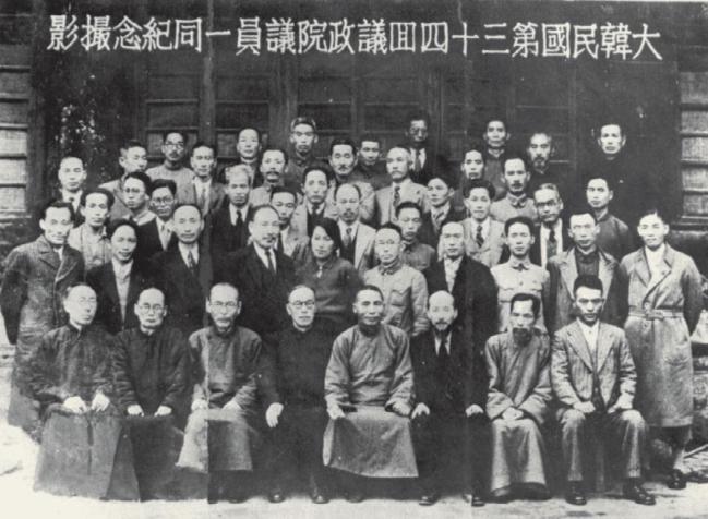 통일의회를 구성한 제34회 임시의정원 의원 일동(1942.10)