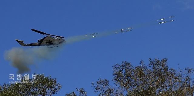 로켓을 발사하고 있는 AH-1S.