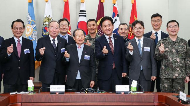 30일 국방부와 생명존중시민회의의 ‘자살예방과 생명존중 문화 확산을 위한 업무협약식’에서 서주석(앞줄 오른쪽 셋째) 국방부 차관과 박인주 생명존중시민회의 공동대표가 참석자들과 함께 기념사진을 찍고 있다.  이경원 기자