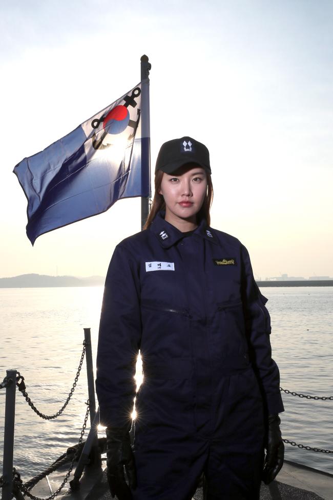 해군2함대 해상 기동훈련 체험에 나선 국방홍보원 홍보위원 임미소 프로 골퍼가 참수리 323정 함수에서 대한민국 해군기를 배경으로 포즈를 취하고 있다. 