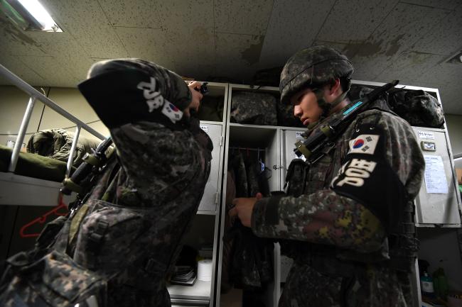 육군12사단 감시초소(GP)에서 장병들이 경계근무 투입을 준비하고 있다. ‘과학화경계시스템’ 도입 이후 밀어내기식 초소 근무는 사라졌지만, 경계능력은 과거보다 훨씬 더 강화됐다. 조용학 기자