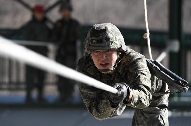 해병대 학군사관후보생이 해병대교육훈련단 유격훈련장에서 이동 제한 지역을 극복하는
외줄타기 훈련을 하고 있다. 양동욱 기자