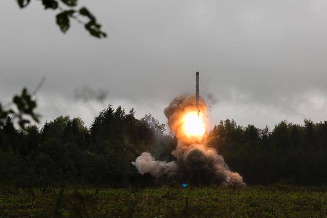 러시아의 대규모 군사훈련 ‘자파드 2017’에서 러시아 군이 전략 미사일 이스칸더M을 발사하는 모습. 미국은 2000년대 중반부터 러시아의 INF 위반을 주장하기 시작했다.  연합뉴스  