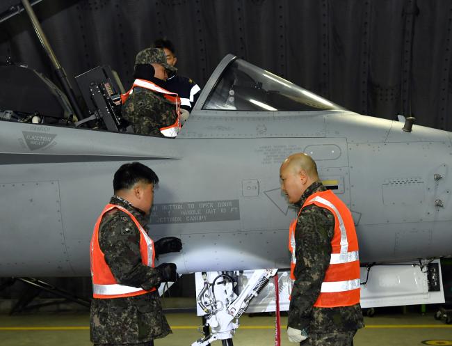 공군8전비 지휘관·참모들이 항공기 정비사들과 함께 직접 항공기 점검을 체험하고 있다.  사진 제공=전미화 중사