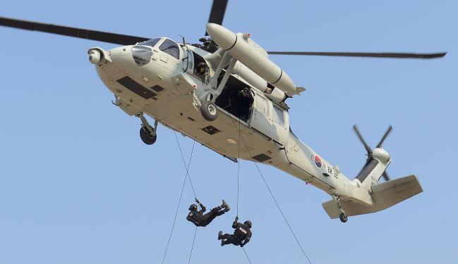 13일 해군6항공전단 K3비행장 일대에서 해군 헌병특임반 대원들이 해상기동헬기에서 신속하게 빠져나와 목표지점으로 진입하는 헬기레펠 훈련을 하고 있다.   해군본부 제공
