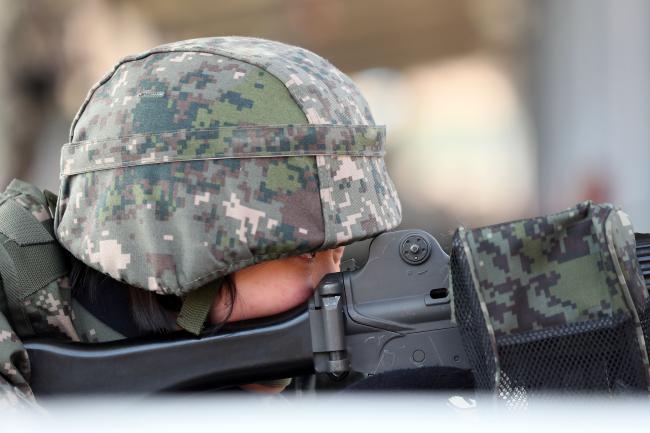 지난 11일 육군32사단 사격훈련장에서 국군간호사관학교 예비생도들이 실사격 훈련을 하고 있다. 한재호 기자
