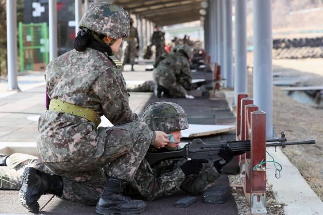 지난 11일 육군32사단 사격훈련장에서 국간사 예비생도들이 사격을 하고 있다. 한재호 기자