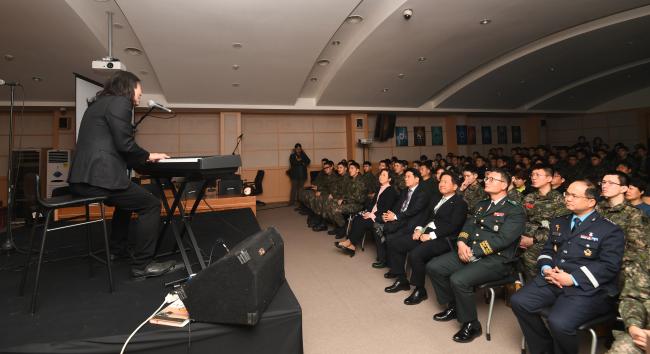 서주석(앞줄 오른쪽 셋째) 국방부 차관, 박경수(넷째) 법무관리관, 최현수(다섯째) 대변인, 이동호(앞줄 오른쪽 둘째) 국방부 고등군사법원장 등 고위 관계자들과 고등군사법원 장병·군무원·근무원들이 13일 법원 내 대법정에서 열린 ‘열린 콘서트’에서 피아니스트 윤효간 씨의 공연을 즐기고 있다. 고등군사법원은 기존의 딱딱한 이미지에서 벗어나 장병들과 소통하는 친숙한 이미지의 군사법원으로 거듭나기 위해 이번 음악회를 준비했다. 군사법정에서 음악회가 열린 것은 이번이 처음이다. 특히 청소·이발·식당 업무를 담당하고 있는 근무원들도 함께 공연을 즐기며 군사법원의 일원으로서 자긍심을 높이는 시간을 가졌다.   조용학 기자