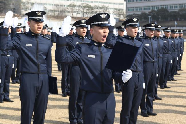 14일 열린 공군사관학교 71기 사관생도 입학식에서 신입 생도들이 입학선서를 진행하고 있다.  공사 제공