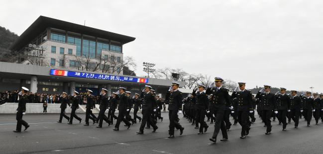지난 15일 해군사관학교 연병장에서 열린 제77기 해군사관생도 입교식에서 신입 사관생도들이 분열하며 경례하고 있다.  사진 제공=홍석진 하사