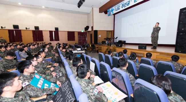 ‘나도 주인공 콘테스트’에서 39사단 김영재 이병이 ‘백조 되다’라는 주제로 군에서 자신이 겪은 시련과 극복 방법을 관객들에게 소개하고 있다. 이날 김 이병은 최우수상의 영광을 안았다.  대구=임채무 기자