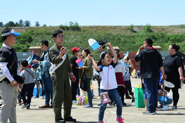 지난해 공군18전투비행단에서 개최된 ‘제40회 공군참모총장배 Space Challenge 2018 대회’  지역예선에 참가한 어린이가 고무동력기를 날리고 있다.  원주=한재호 기자