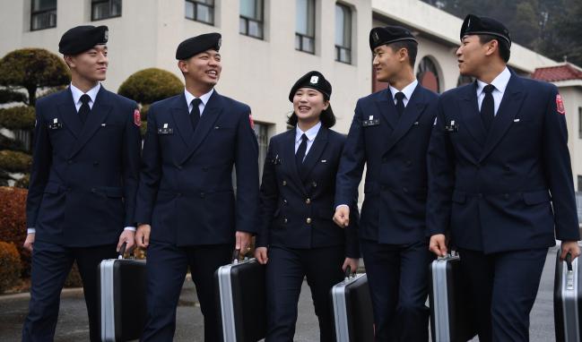 대전과학기술대학교 육군 RNTC 후보생들이 19일 교내를 걸으며 얘기를 나누고 있다. 이날 국방부는 국방개혁 2.0의 핵심 전력인 부사관의 정예화를 위해 전국 6개 전문대학에서 시범 운영 중인 RNTC를 2020년부터 정식 운영하고 설치 대학도 확대할 계획이라고 밝혔다. 대전=양동욱 기자