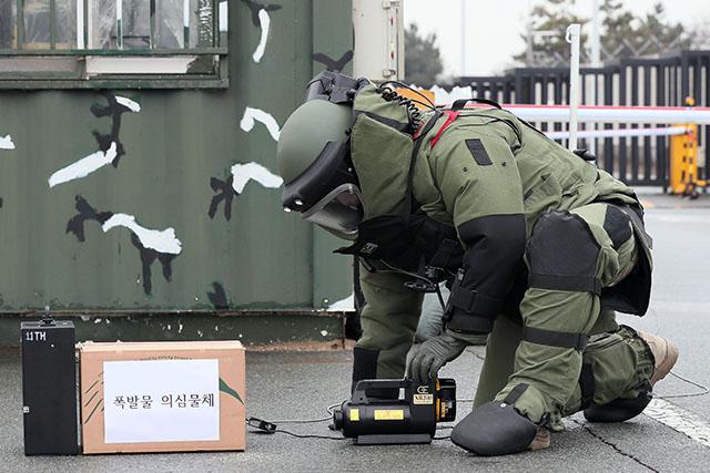 공군11전비 폭발물처리반이 대테러 종합훈련에서 폭발물 의심물체를 확인하고 있다. 사진=한재호 기자 