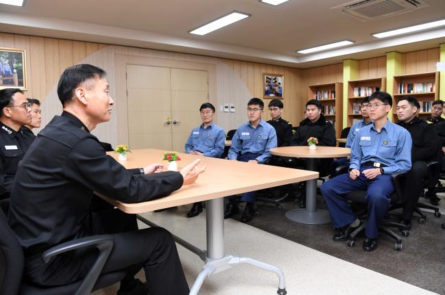 20일 해군2함대 바다누리관 세미나실에서 병영문화혁신 담당자와 2함대 병영문화 담당 실무자, 장병들이 마주 앉아 선진병영문화 정착 방안을 논의하고 있다.  해군 제공