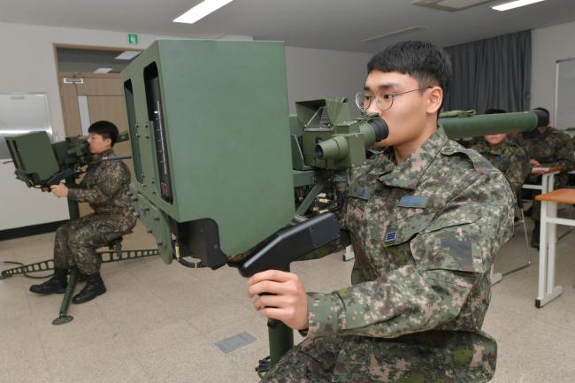 공군2여단 신궁 운용요원 집체교육에 참가한 요원들이 교육장에서 신궁 시뮬레이터를 활용해 교전 훈련을 하고 있다.  부대 제공