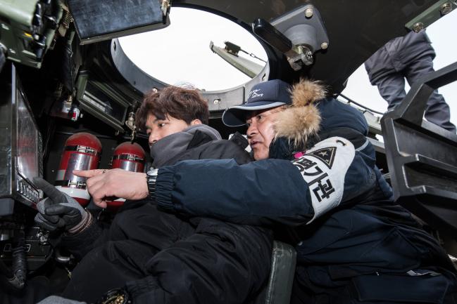 20일 충남 태안군 안흥시험장에서 육군시험평가단 120㎜ 자주박격포 담당 이권주(오른쪽·군무사무관) 시험평가관과 지원 요원이 사격지휘차량에서 전송된 사격제원을 120㎜ 자주박격포 내부에서 확인하고 있다.