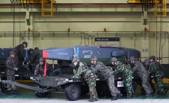 공군11전비 장병들이 정밀 공대지 미사일 ‘타우러스’에 연료를 주입하기 위해 이동형 트레일러로 옮기고 있다. 사진=한재호 기자 