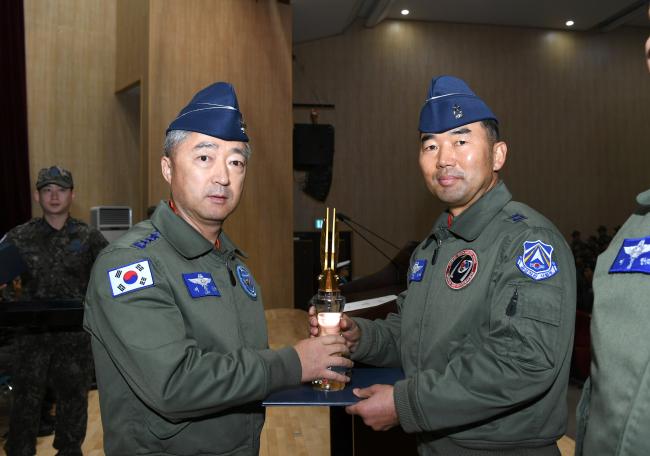 이왕근(왼쪽) 공군참모총장이 19전비 진영승(준장) 단장에게 비행안전우수부대 상장과 트로피를 수여하고 있다.  사진 제공=정연길 상사