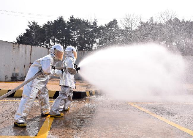 공군16전비 유류화재진압훈련에서 소방대원들이 소방차와 소방호스를 이용해 유류 불출대 부근에서 발생한 화재를 진압하고 있다.  사진 제공=우동균 하사