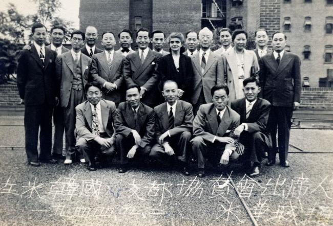 주미외교위원장 이승만(둘째줄 오른쪽 셋째)과 프란체스카(1944.5.2. 워싱턴).