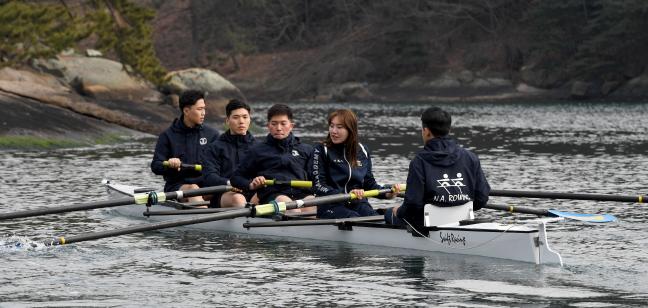 임미소가 해사 해양체육교육장에서 조정반 생도들과 호흡을 맞추며 노를 젓고 있다. 