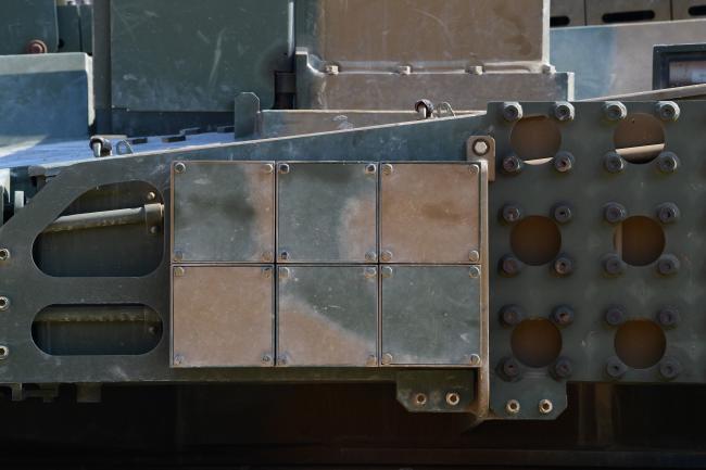 반응장갑 기능 : 상부 공격용 위협(성형작약자탄)으로부터 차체 상부 및 측면을 보호해주는 장치.