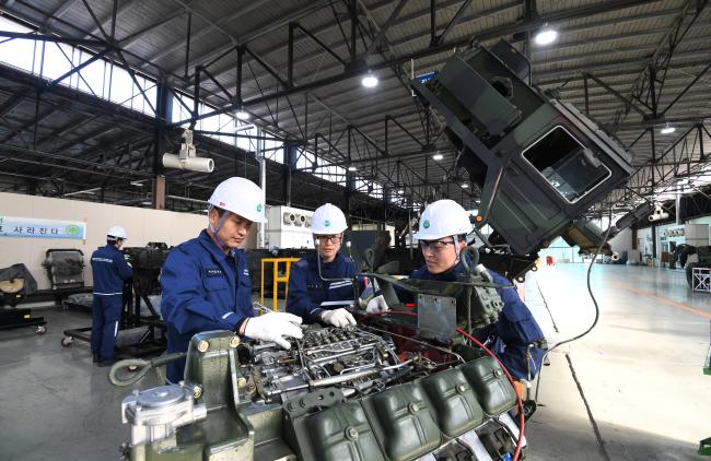 공군60전대 603기동장비정비대대 군무원들이 패트리어트 작전 차량의 변속기를 점검하고 있다. 조용학 기자 
