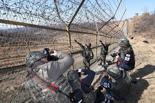 GOP 장병들이 주간에 실시하는 철책 점검 장면을 언론매체 사진기자들이 촬영하고 있다.  