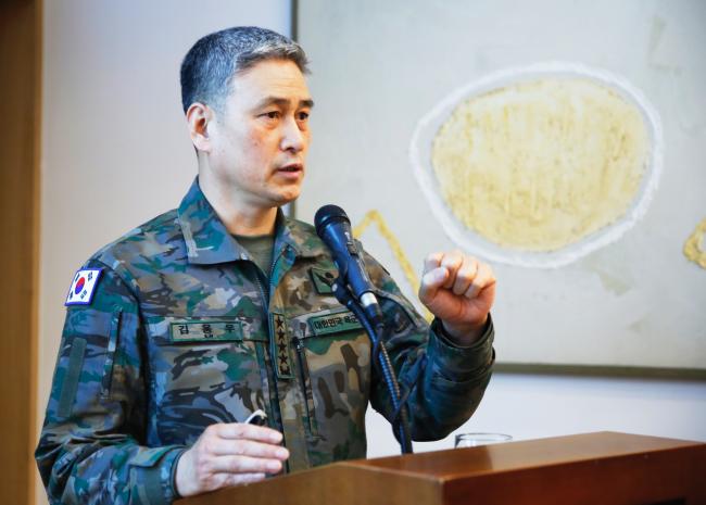 지난 15일 한국과학기술회관에서 개최된 과학기술포럼에서 김용우 참모총장이 ‘도약적 변혁을 위한 육군의 도전’을 주제로 강연하고 있다. 육군 제공 