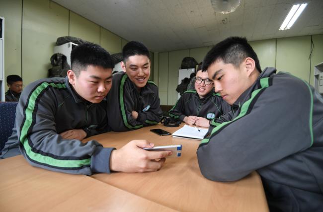 육군25사단의 한 GOP소초 생활관에서 일과를 마친 병사들이 휴대전화로 영어드라마를 보고 있다. 