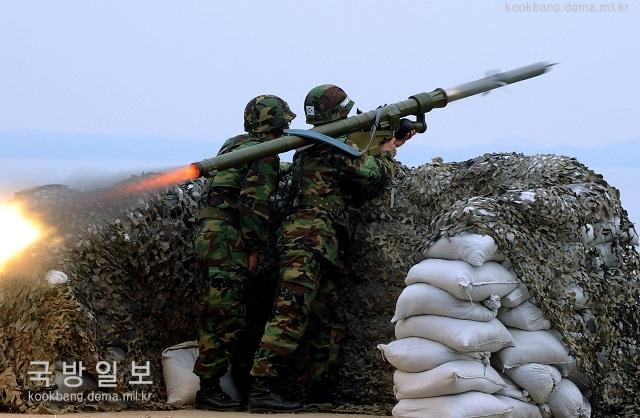 2008년 육군2작전사령부 소속 방공 장병들이 이글라를 사격하고 있다. 이글라는 대표적인 견착식 휴대용 대공 유도무기이다. 국방일보DB