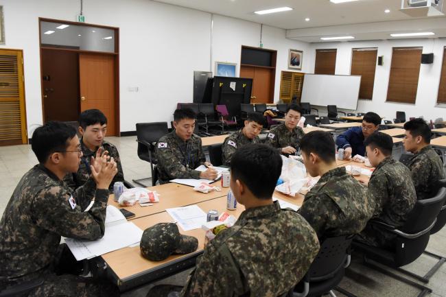 지난 15일 공군1방공유도탄여단 동아리 간담회에 참석한 동아리장들이 재능기부 동아리 활동에 대해 설명을 듣고 있다.  부대 제공