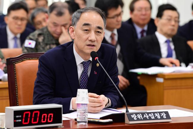 18일 국회 국방위원회 전체회의에 참석한 왕정홍 방위사업청장이 의원들의 질의에 답하고 있다. 조종원 기자 