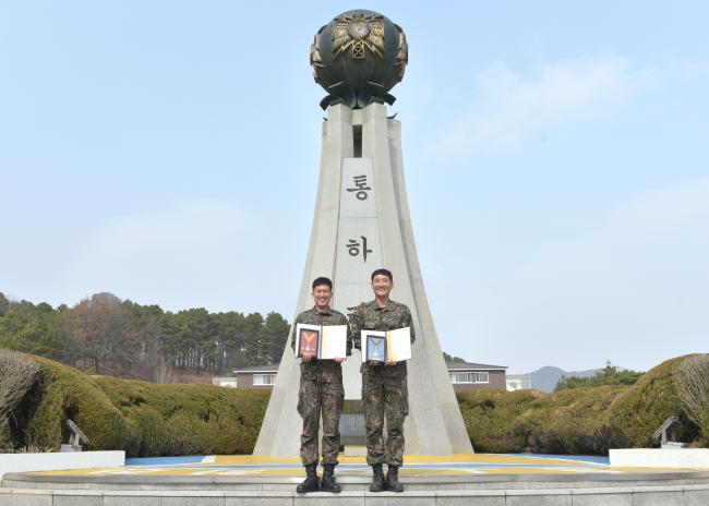 육군정보통신학교 정민규(왼쪽) 중사와 이진원 상사가 헌혈50회와 100회를 각각 달성해 받은 헌혈 유공장 금장과 명예장을 들고 기념사진을 찍고 있다.  부대 제공