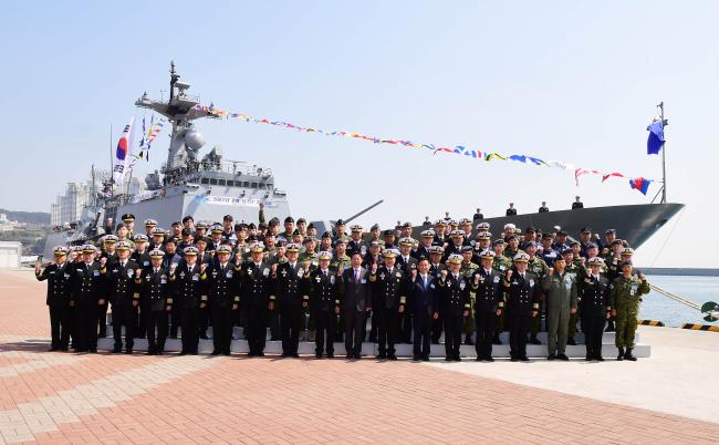 19일 해군작전사령부에서 거행된 청해부대 파병 10주년 기념행사에서 심승섭(앞줄 오른쪽 여덟째) 해군참모총장과 역대 청해부대 장병 등 행사 참석자들이 왕건함 앞에서 기념 촬영을 하고 있다.  부대 제공 