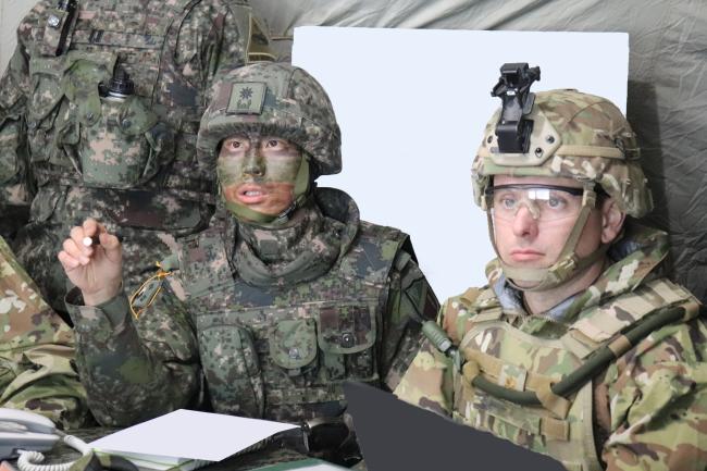 지난 15~17일 포천 로드리게스 훈련장에서 진행된 한미 연합 대대급 야외기동훈련(FTX)에서 육군17사단과 미2사단·한미연합사단 장병이 작전 정보를 공유하고 있다. 부대 제공
