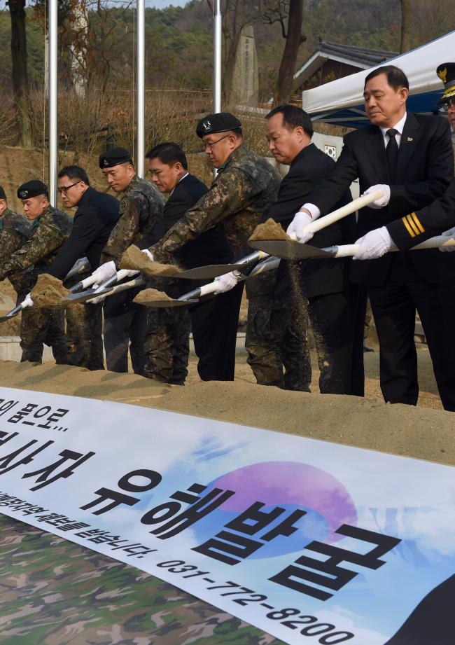  육군20사단이 19일 경기도 양평군 지평리 전적비 앞에서 6·25 전사자 유해발굴 개토식을 열고, 사업 시작을 알리는 첫 삽을 떴다. 이날 행사에는 황유성(오른쪽 셋째) 사단장과 군 관계자, 지자체 단체장, 보훈단체장 등 60여 명이 참석했다. 우리 군은 20사단을 시작으로 전국 각지에서 2019년 6·25 전사자 유해발굴을 본격적으로 진행할 예정이다. 양평=양동욱 기자