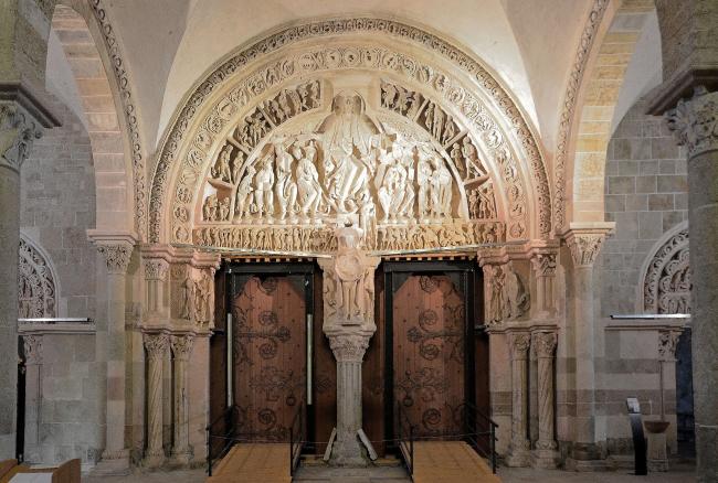 1130년대 완성된 부르고뉴의 베즐레 수도원 입구 부조.  