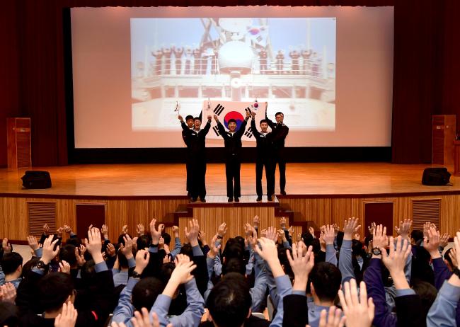 20일 해군작전사령부 대강당에서 열린 기미독립선언서 낭독 경연대회에서 최우수상을 받은 율곡이이함 장병들이 태극기를 흔들며 대한민국 만세를 외치고 있다.  
 사진 제공=조웅노 중사