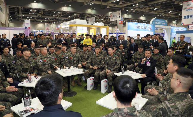 정경두 국방부 장관이 20일 경기도 고양시 일산 킨텍스에서 개막한 ‘2019 전역예정장병 취업박람회’에 참석해 취업 상담에 나선 장병들과 간담회를 갖고 있다.  