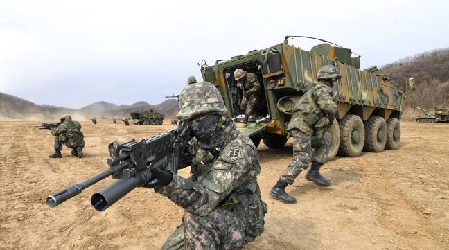 21일 경기도 파주시 일대 야전훈련장에서 육군25사단 만월봉대대 장병들이 K808 차륜형 장갑차에서 내려서 신속하게 전투대형을 갖추는 ‘하차전투훈련’을 하고 있다. 조용학 기자  