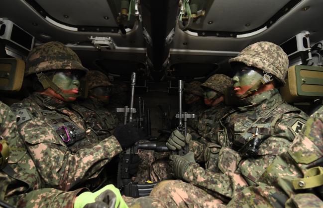 K808 차륜형 장갑차에 탑승한 보병 전투원들의 모습. 조용학 기자