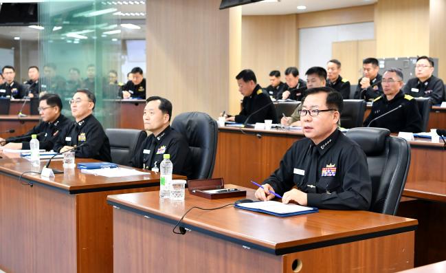 해군은 21일 해군본부 전장협조실에서 심승섭(앞 줄 맨 오른쪽) 해군참모총장 주관으로 주요 지휘관, 각급 부대 참모들이 화상으로 참가한 가운데 2/4분기 지휘관 협업회의를 개최했다. 해군은 이날 ‘국방개혁 2.0’, ‘9·19 군사합의’의 추진과  청년 장병 취업역량 강화, 스마트 해군 추진 등 핵심추진과제에 대한 공감대를 형성했다.  해군 제공