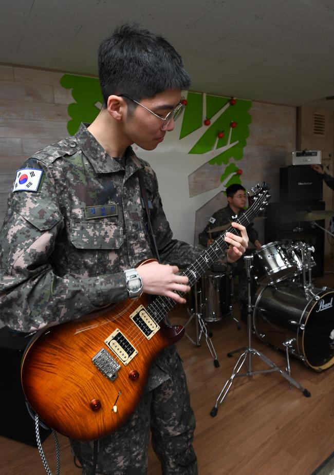 기타 연주가 수준급인 공군17전투비행단 밴드 동아리 ‘엔알티에스(NRTS)’의 김현석 상병. 